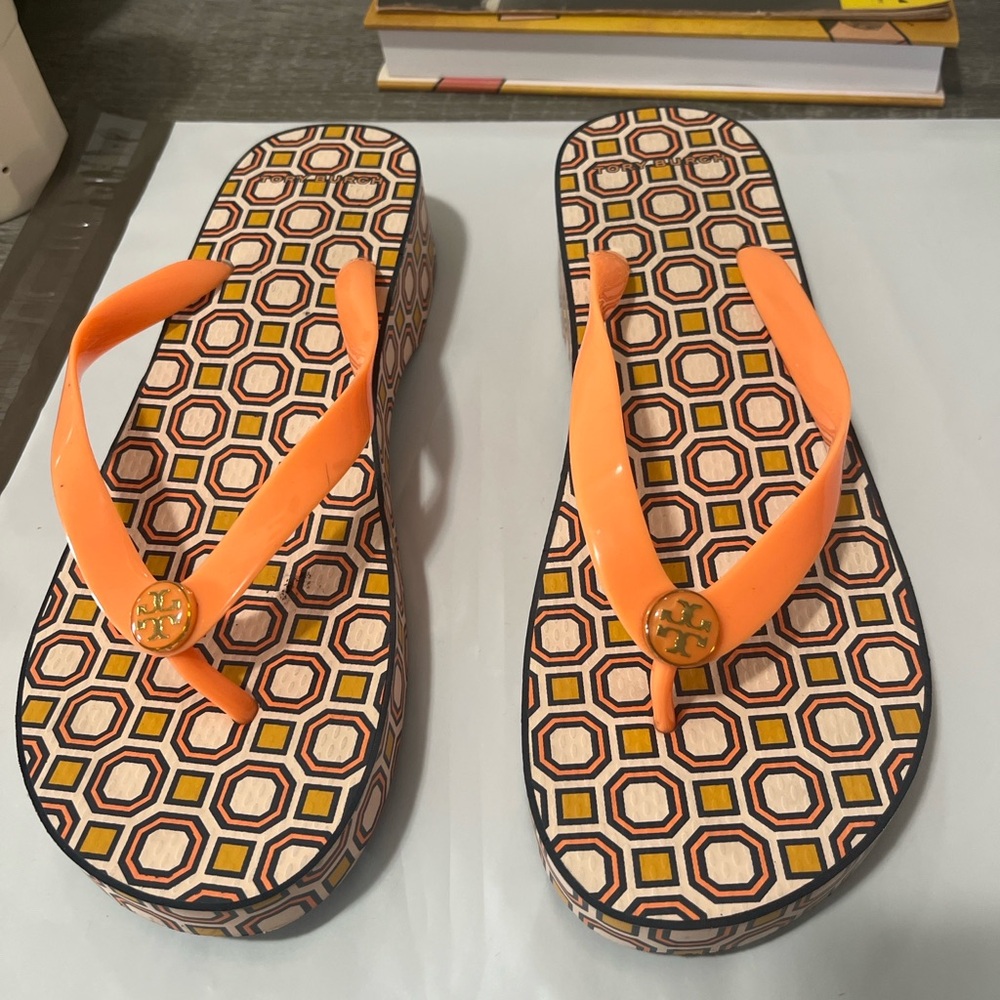 Tory Burch Orange Geometric Platform Flip-Flops – Size 9